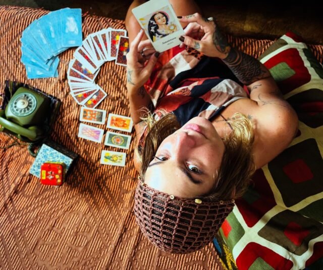 Você já sabe que repete padrões emocionais mesmo quando entende racionalmente o que tá acontecendo. 

Isso acontece porque você já reconhece, já identifica o problema, mas ainda te faltam ferramentas para integrar seu autoconhecimento ao corpo, à vida prática, aos momentos de tomadas de decisões. 

O Tarot, quando estudado com profundidade, não serve para “adivinhar o futuro” —
serve para investigar padrões, desmontar narrativas internas e criar novas possibilidades de escolha.

As inscrições para novos alunos e mentorados 2026 no método  Do Zero à Tarologista estão abertas.

Um percurso estruturado para quem quer usar o Tarot como instrumento de autoinvestigação, maturidade emocional e transformação real.

Se inscreva pelo link na bio ou me envie uma mensagem.

O chamado não é para todos — mas se é pra você, você sabe. 👁️