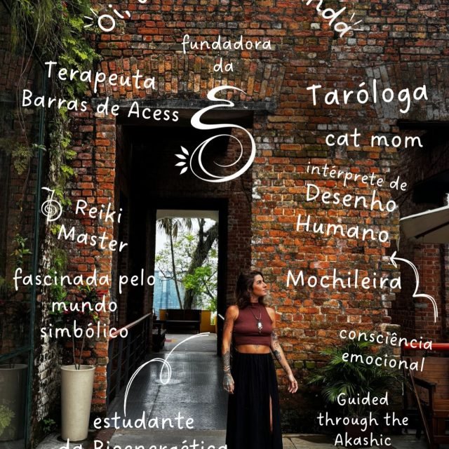 A Escola de Símbolos vem ganhando uma cara nova nessa mudança de ciclo, e como sua fundadora, sei que isso é um reflexo também dos processos vida-morte-vida que me atravessam… por isso, me apresento novamente:

Sou Amanda Ruback.
Terapeuta Barras de Acess, Mestre Reiki, Tarologista (leio e ensino), mochileira de alma, estudante dos processos bio energéticos do corpo e do inconsciente.

Caminho pelo mundo guiada pelo meu fascínio pelos símbolos antigos, pelos saberes ocultos nos arquétipos e mitologias , pelas histórias que habitam cada pessoa… que são como portais invisíveis que se abrem quando a gente aprende a se escutar de verdade.

Acompanho processos de consciência emocional através de leitura de aura, tarot, bioenergética, Reiki e Registros Akáshicos — não na intenção de te dar respostas prontas ou caminhos pré-fabricados, mas como quem caminha junto pela alquimia psíquica necessária a todo indivíduo. 

No ecossistema da Escola de Símbolos, todo símbolo ou padrão que se repete guarda um convite para se recordar de quem você é.

Eu te ajudo a se lembrar. 

Trabalhos, agenda e círculos terapêuticos de 2026 oficialmente abertos 🔥✨ 🔱