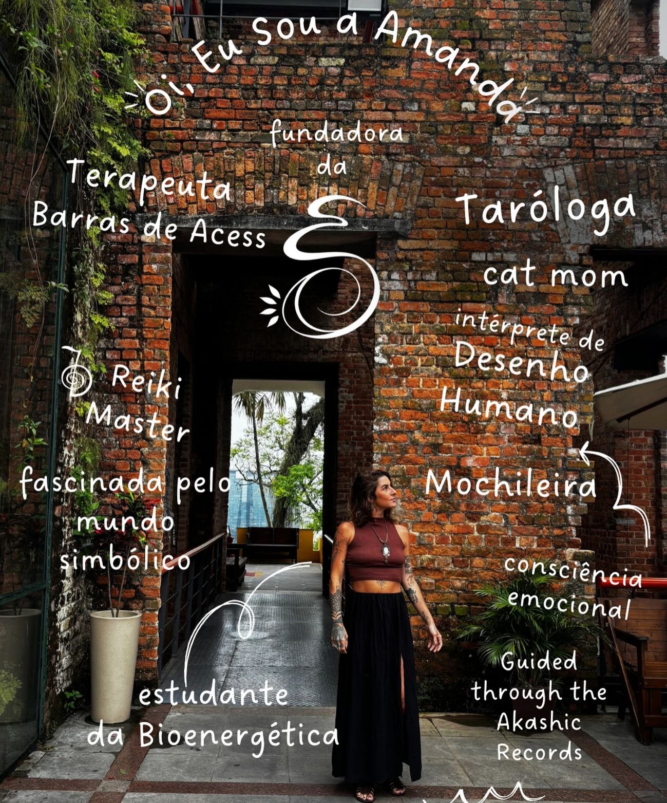 A Escola de Símbolos vem ganhando uma cara nova nessa mudança de ciclo, e como sua fundadora, sei que isso é um reflexo também dos processos vida-morte-vida que me atravessam… por isso, me apresento novamente:

Sou Amanda Ruback.
Terapeuta Barras de Acess, Mestre Reiki, Tarologista (leio e ensino), mochileira de alma, estudante dos processos bio energéticos do corpo e do inconsciente.

Caminho pelo mundo guiada pelo meu fascínio pelos símbolos antigos, pelos saberes ocultos nos arquétipos e mitologias , pelas histórias que habitam cada pessoa… que são como portais invisíveis que se abrem quando a gente aprende a se escutar de verdade.

Acompanho processos de consciência emocional através de leitura de aura, tarot, bioenergética, Reiki e Registros Akáshicos — não na intenção de te dar respostas prontas ou caminhos pré-fabricados, mas como quem caminha junto pela alquimia psíquica necessária a todo indivíduo. 

No ecossistema da Escola de Símbolos, todo símbolo ou padrão que se repete guarda um convite para se recordar de quem você é.

Eu te ajudo a se lembrar. 

Trabalhos, agenda e círculos terapêuticos de 2026 oficialmente abertos 🔥✨ 🔱