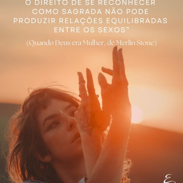 “Quando criança, me contaram que Eva tinha sido feita da costela de Adão para ser sua companheira e ajudante. 
Como se essa designação permanente de figura secundária não fosse opressiva o bastante, soube depois que Eva ainda era considerada uma tola ingênua, porque foi enganada com facilidade pelas promessas da serpente. 
Ao que parece, nunca valeu a pena discutir porque não consideraram Adão igualmente tolo.”

Antes de ser sistematicamente perseguida e apagada, a imagem da Deusa era cultuada por diversas culturas matrilineares, isso é , cuja descendência era reconhecida de mãe para filha. Durante milênios, cultuou-se deusas criadoras e destruidoras, guerreiras e curadoras, anciãs, eróticas, justiceiras, selvagens, soberanas da vida e da morte. 

O arquétipo da Grande Mãe, compreendia também o corpo da mulher como a própria imagem da Deusa, geradora de toda a vida e misteriosa como a noite, com faces contraditórias e poderosas.

 Eva pecou quando comeu o fruto do conhecimento (mesmo que para o homem isso não fosse pecado), e a única figura feminina “santificada” - mesmo assim, num lugar subserviente ao do deus - é a mãe abnegada.

O que acontecia com as mulheres que não se encaixavam nesse papel? 

Foram mortas. Exiladas. Perseguidas como bruxas, loucas, perigosas, Putas (que aliás é o nome de uma antiga deusa suméria da poda), forçadas a silenciar seu conhecimento e seu poder. 

Todo esse apagamento ainda gera inúmeras marcas na estrutura da nossa sociedade e na psique individual. Isso tem tudo a ver com os discursos mis*genos, r3dp1ll e com a p3d0f1l1a e outros sbusos ainda acontecer dentro de tantas casas, de tantos espaços. 

Quando o “Sagrado Feminino” reproduz essa única imagem de ser mulher como uma figura compassiva, doce, acolhedora e maternal, também não rompe com esse apagamento, apenas repete sua repressão com uma nova linguagem. 

Espiritualizar a mulher como cuidadora é apenas outra forma de domesticá-la. 

Resgatar o arquétipo da deusa é lembrar que o feminino é autoridade, fúria justa, erotismo, inteligência estratégica, silêncio profundo, força de ruptura…

Ser uma mulher inteira é a melhor maneira de lidar com um sistema que te fragmenta.
