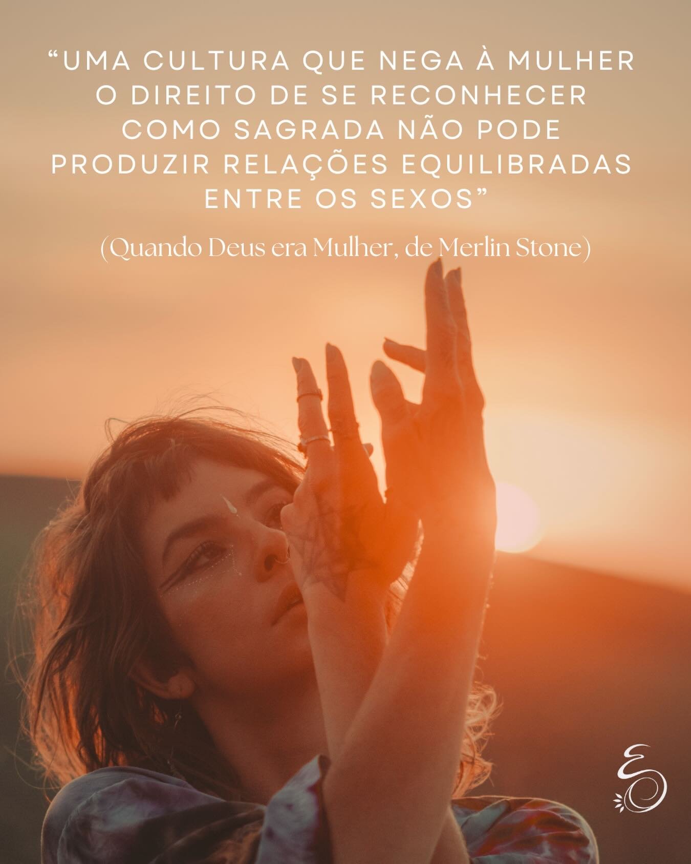 “Quando criança, me contaram que Eva tinha sido feita da costela de Adão para ser sua companheira e ajudante. 
Como se essa designação permanente de figura secundária não fosse opressiva o bastante, soube depois que Eva ainda era considerada uma tola ingênua, porque foi enganada com facilidade pelas promessas da serpente. 
Ao que parece, nunca valeu a pena discutir porque não consideraram Adão igualmente tolo.”

Antes de ser sistematicamente perseguida e apagada, a imagem da Deusa era cultuada por diversas culturas matrilineares, isso é , cuja descendência era reconhecida de mãe para filha. Durante milênios, cultuou-se deusas criadoras e destruidoras, guerreiras e curadoras, anciãs, eróticas, justiceiras, selvagens, soberanas da vida e da morte. 

O arquétipo da Grande Mãe, compreendia também o corpo da mulher como a própria imagem da Deusa, geradora de toda a vida e misteriosa como a noite, com faces contraditórias e poderosas.

 Eva pecou quando comeu o fruto do conhecimento (mesmo que para o homem isso não fosse pecado), e a única figura feminina “santificada” - mesmo assim, num lugar subserviente ao do deus - é a mãe abnegada.

O que acontecia com as mulheres que não se encaixavam nesse papel? 

Foram mortas. Exiladas. Perseguidas como bruxas, loucas, perigosas, Putas (que aliás é o nome de uma antiga deusa suméria da poda), forçadas a silenciar seu conhecimento e seu poder. 

Todo esse apagamento ainda gera inúmeras marcas na estrutura da nossa sociedade e na psique individual. Isso tem tudo a ver com os discursos mis*genos, r3dp1ll e com a p3d0f1l1a e outros sbusos ainda acontecer dentro de tantas casas, de tantos espaços. 

Quando o “Sagrado Feminino” reproduz essa única imagem de ser mulher como uma figura compassiva, doce, acolhedora e maternal, também não rompe com esse apagamento, apenas repete sua repressão com uma nova linguagem. 

Espiritualizar a mulher como cuidadora é apenas outra forma de domesticá-la. 

Resgatar o arquétipo da deusa é lembrar que o feminino é autoridade, fúria justa, erotismo, inteligência estratégica, silêncio profundo, força de ruptura…

Ser uma mulher inteira é a melhor maneira de lidar com um sistema que te fragmenta.