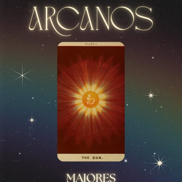 Cada um dos Arcanos Maiores do Tarot - 22 dentre as 78 cartas - descreve uma etapa da consciência em movimento — crises, escolhas, quedas e despertares que atravessam a vida inteira. 

O Louco ensina o salto sem garantias, a Imperatriz fala de criação e prazer, a Justiça exige responsabilidade sobre os próprios atos.
A Morte não anuncia fim literal, mas a coragem de encerrar o que já não sustenta a alma. O Diabo expõe vínculos de dependência e poder. A Torre quebra ilusões para que algo mais verdadeiro possa nascer. O Sol devolve vitalidade e clareza depois do atravessamento. 

Ler os Arcanos Maiores é aprender a reconhecer em que ponto do caminho você está — e o que precisa ser integrado.
No curso Do Zero a Tarologista, você aprende a ler os Arcanos Maiores com profundidade, ética e consciência simbólica, sem fórmulas prontas. 

As inscrições para a próxima turma estão abertas. 
Se o Tarot te atrai como ferramenta de consciência, esse é o seu chamado.