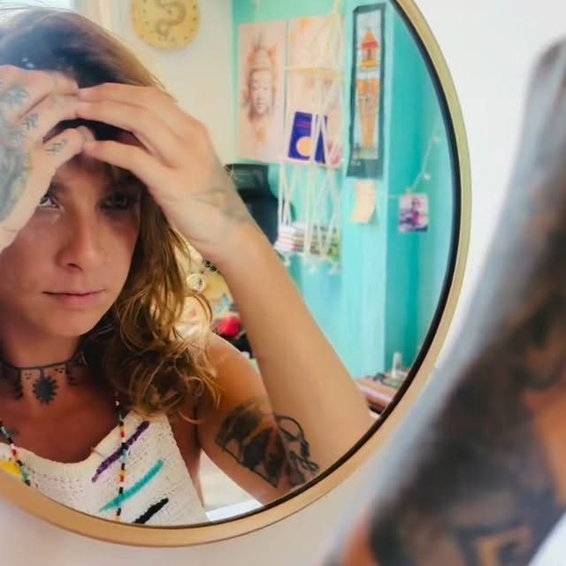 Amor próprio é uma das tecnologias mais revolucionárias para a sua saúde psíquica e para a saúde do seu corpo. 

Se perdoe por errar, por envelhecer. Se celebre. 
Se reconheça. 

Essa é uma jornada de autoconhecimento, não de “alta performance”. Se dê o direito de existir sem tanto julgamento. 

Ame seu espelho. 🪞 

(É aquela coisa né, se nesse momento uma IA tá falando pra pessoa mais imbecil que você conhece que ela é incrível - será que vale mesmo perder tempo se punindo?) 😉