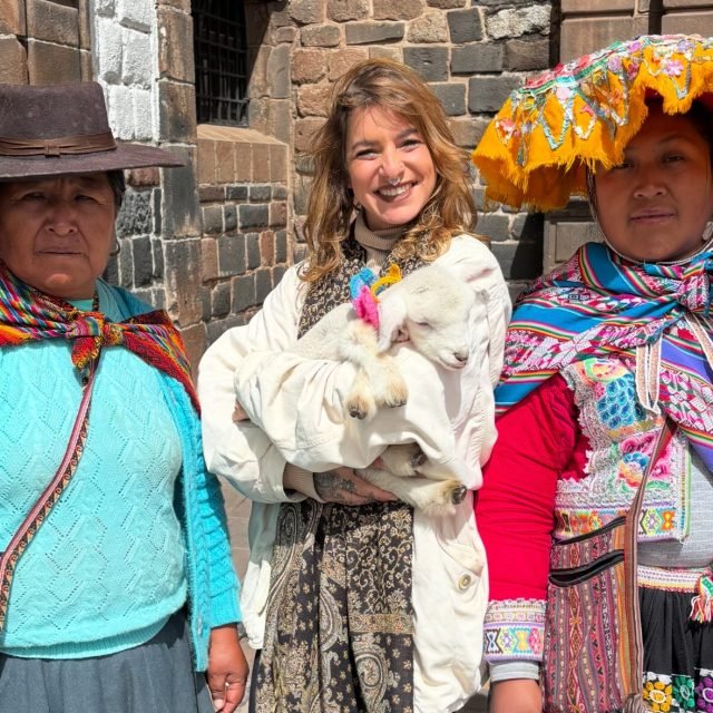 Já morei em um território indígena na Bahia, no Brasil, e essas foram algumas diferenças que eu senti ao viajar pela região do Vale Sagrado, em Cusco… eles não se diferenciam dos povos indígenas da própria terra, mas sim dos colonizadores! 

Aqui no Brasil aprendemos de outra forma, separamos a cultura indígena da nossa e esquecemos de onde viemos, e nossas línguas maternas… 
O que você pensa sobre isso? 

#cusco #peru #brasil #povosoriginarios #simbolos